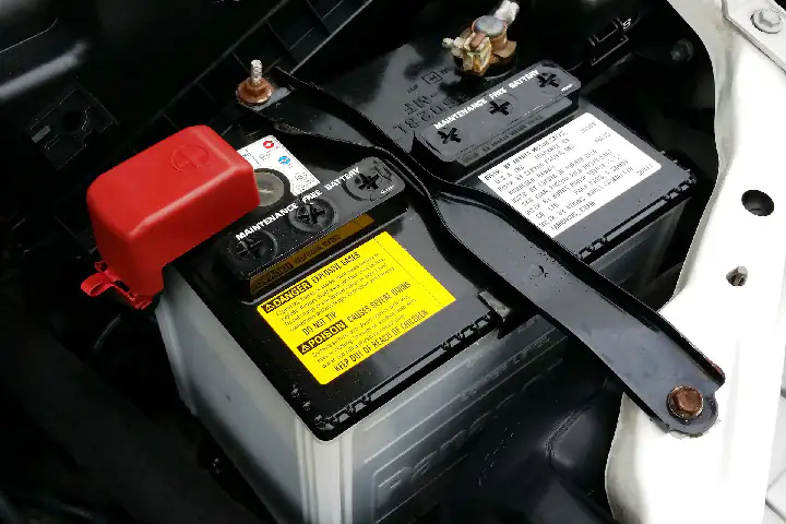 Akumulator samochodowy podczas wymiany akumulatora w LCL Car Service